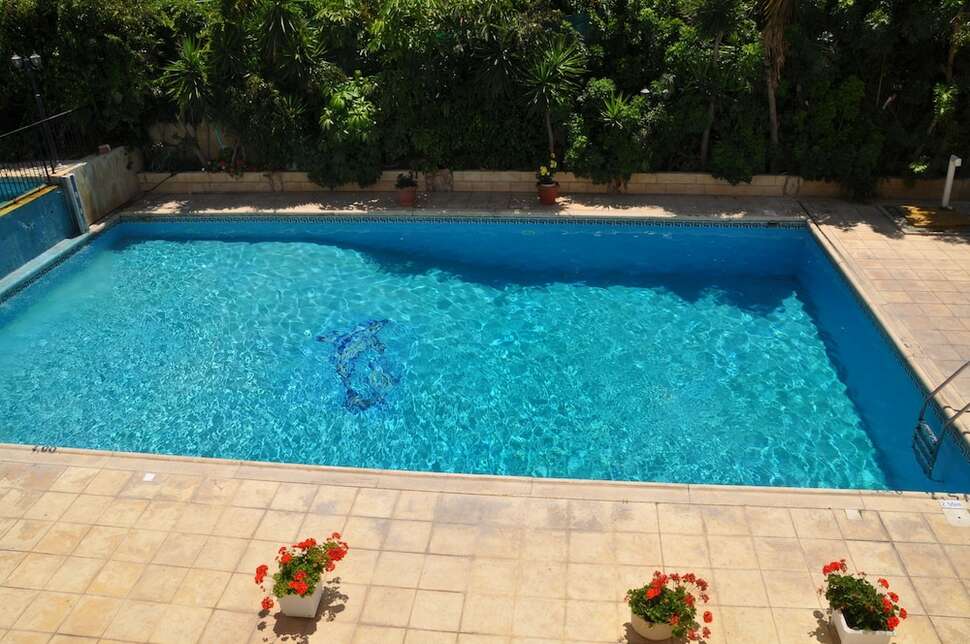 Ein Foto vom Pool im Mariela Hotel Apartments