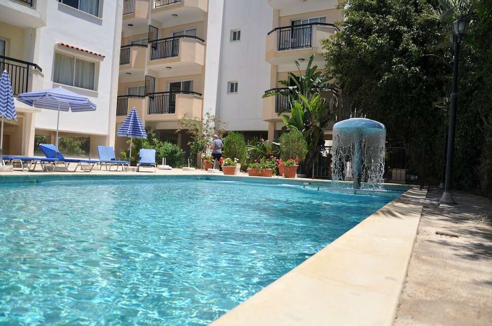 Ein Foto vom Pool im Mariela Hotel Apartments