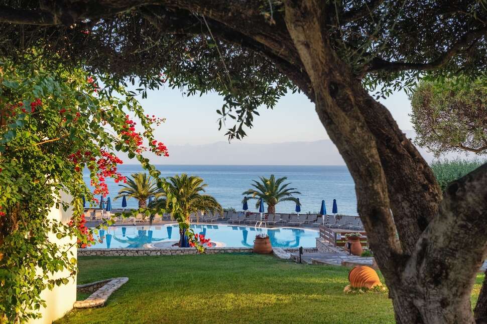 Een foto van het zwembad bij Mareblue Beach Resort