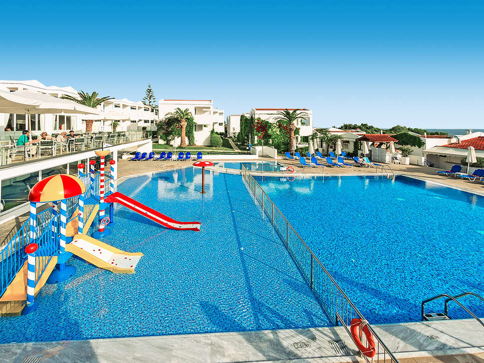 Een foto van het zwembad bij AluaSoul Zakynthos