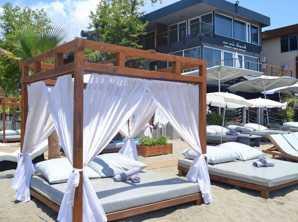 Een foto van het strand bij En Vie Beach Boutique Hotel