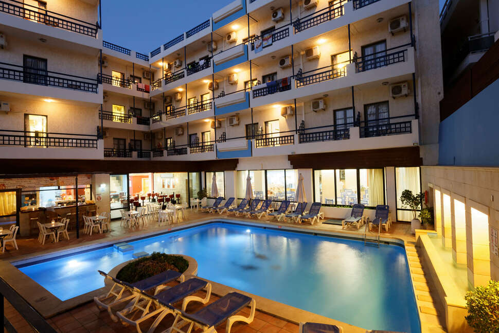 Een foto van het zwembad bij Agrabella Hotel