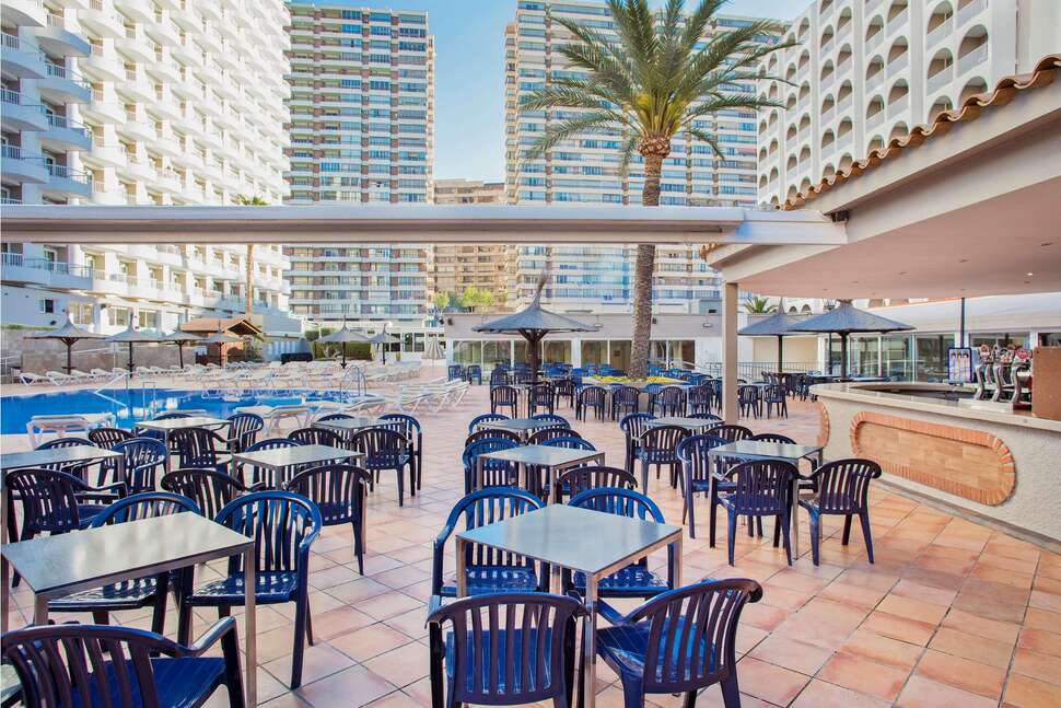 Een foto van het terras bij Sol Pelicanos Ocas