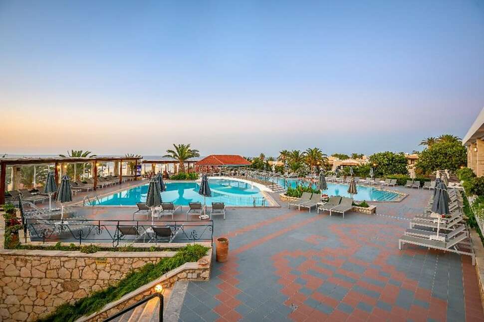 Een foto van het zwembad bij Annabelle Beach Resort