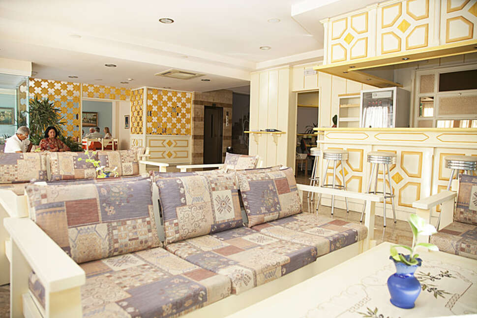 Een foto van het interieur van Theonia Hotel