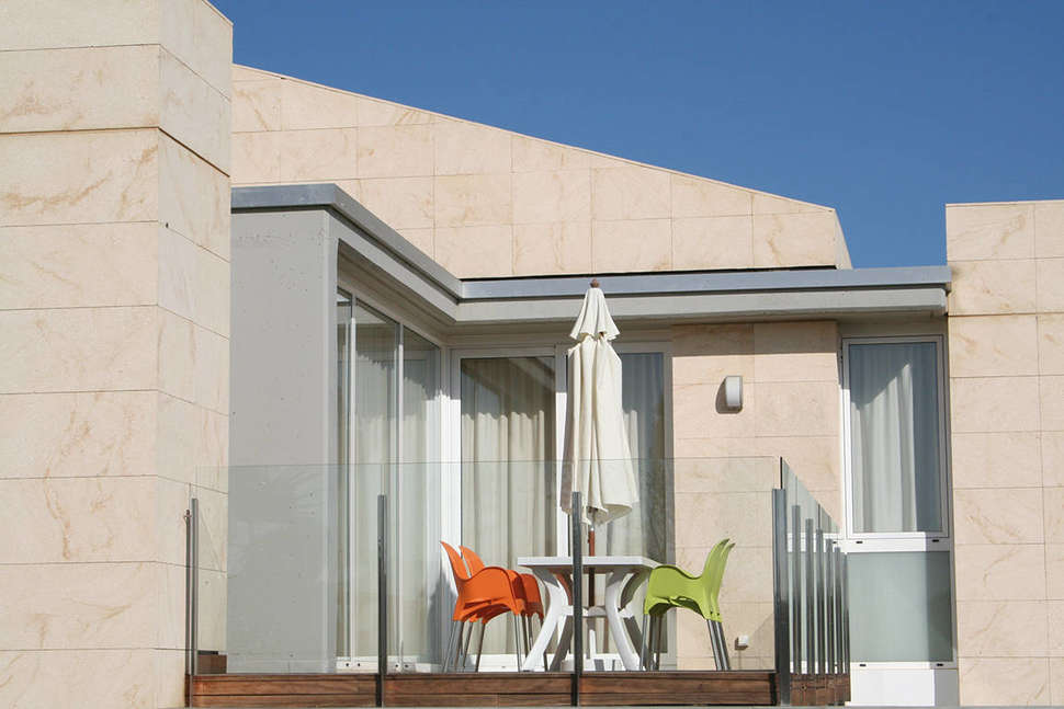 Een foto van het terras bij L'Escala Resort