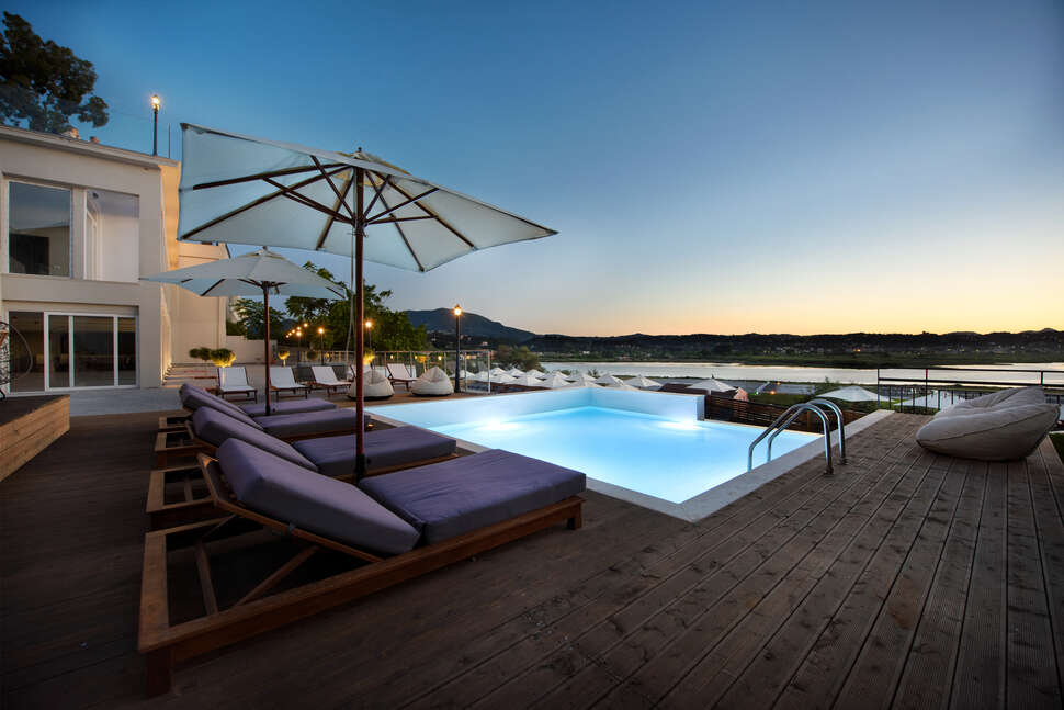 Ein Foto vom Pool im The Royal Grand Hotel