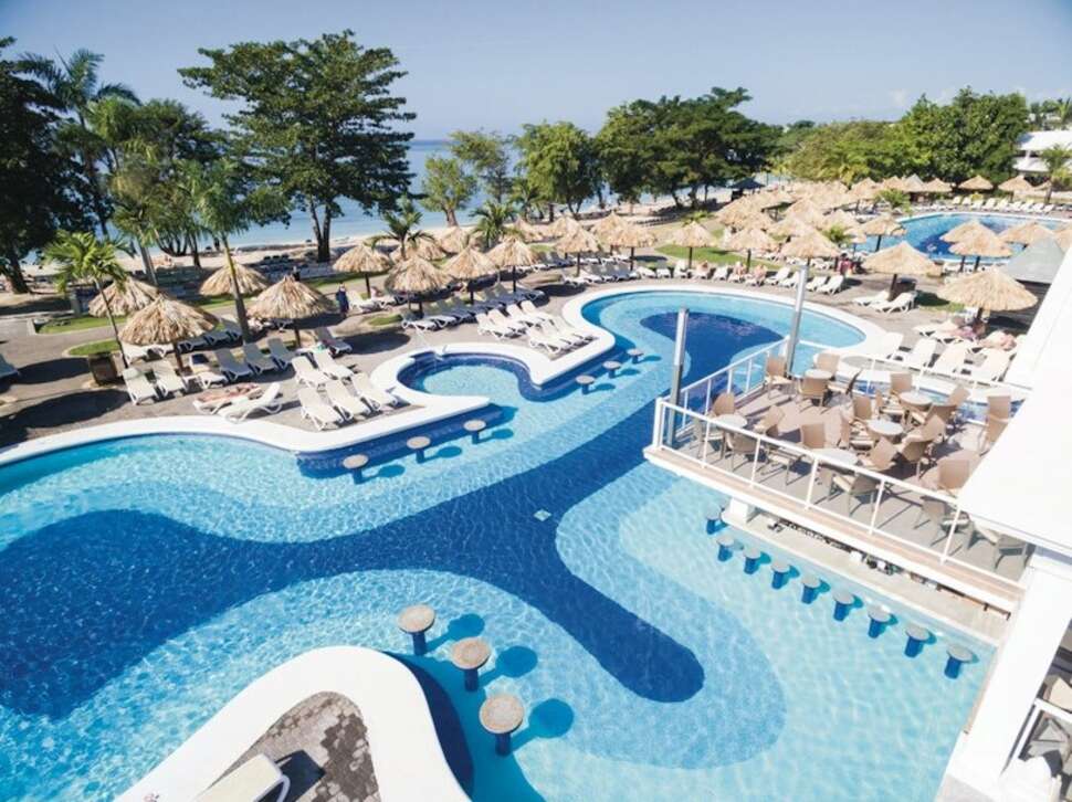 Een foto van het zwembad bij Riu Negril