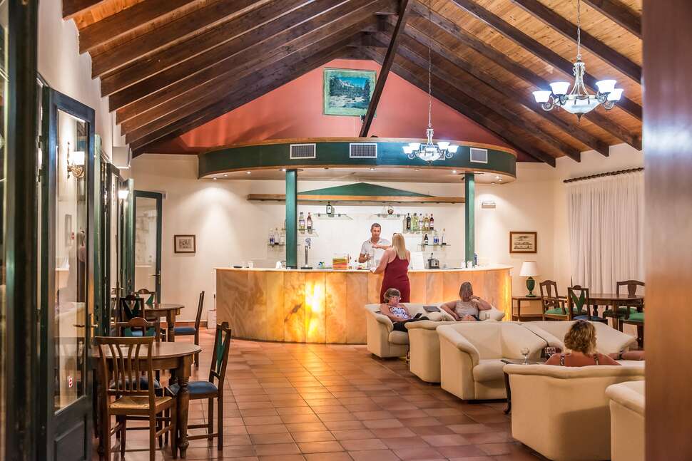 Een foto van het interieur van Surreal Keri Village & Spa by Zante Plaza