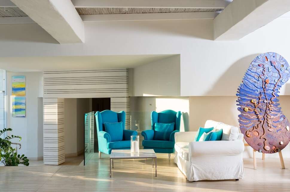 Een foto van het interieur van Knossos Beach Bungalows & Suites