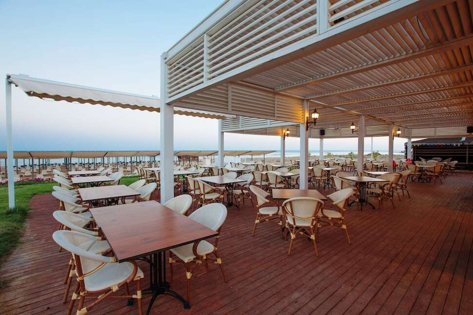 Een foto van het terras bij Ramada Resort By Wyndham Side
