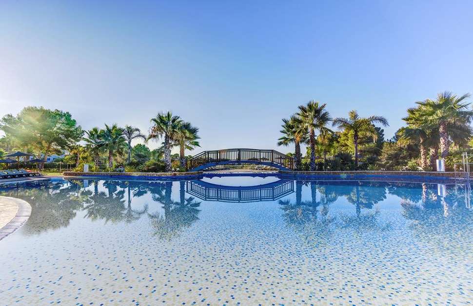 Een foto van het zwembad bij Magic Life Cala Pada