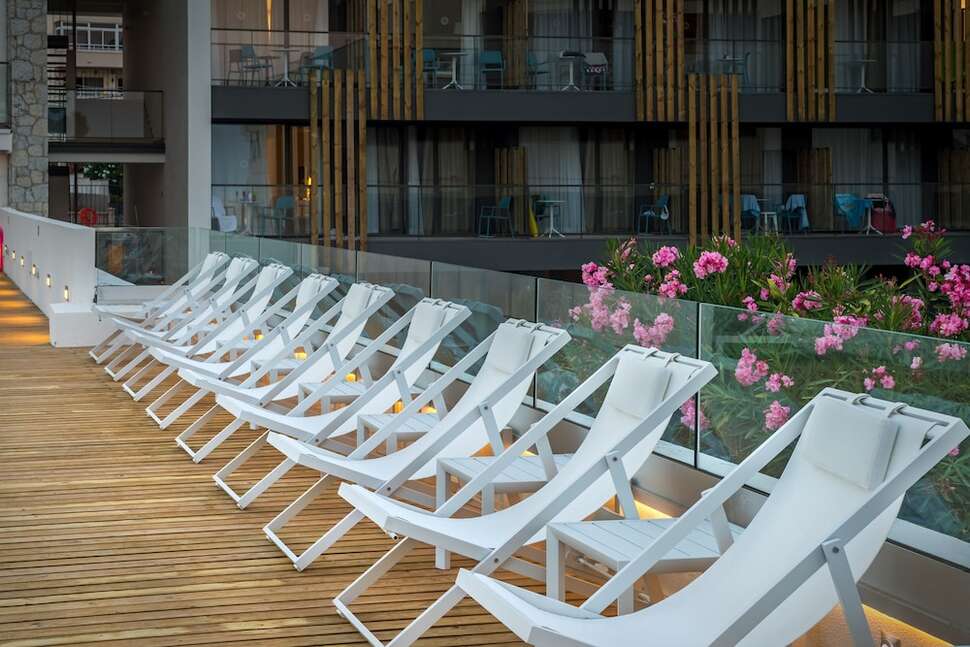 Een foto van het terras bij Fergus Style Palmanova