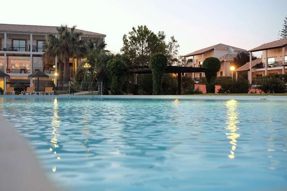 Ein Foto vom Pool im Luzmar Villas