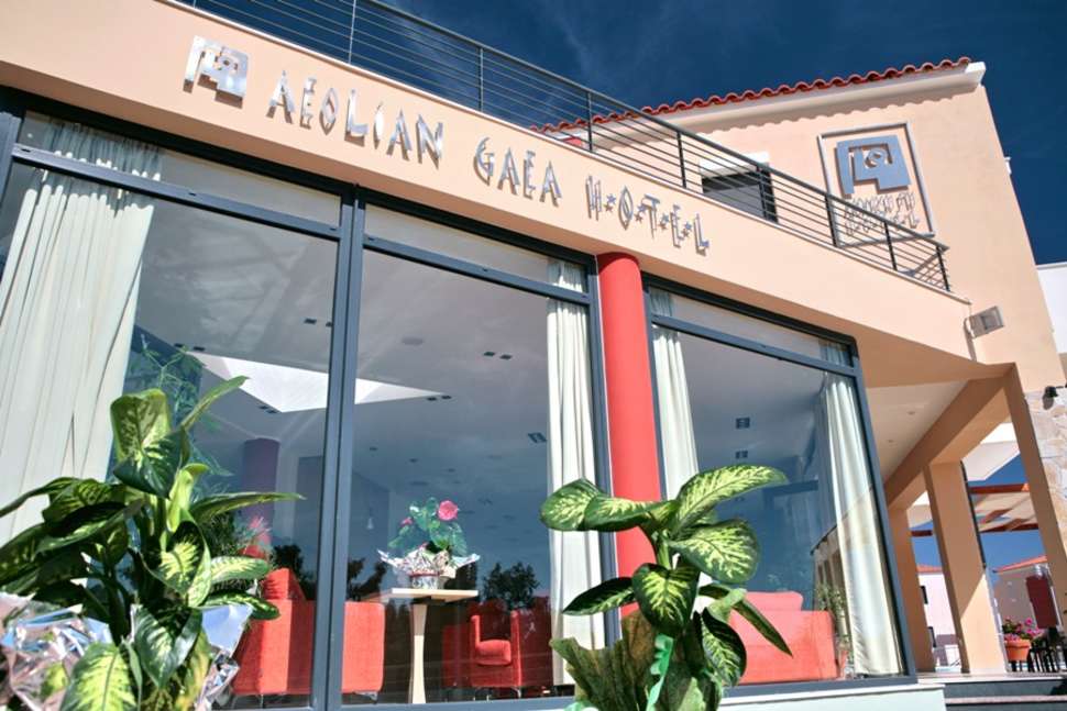 Een foto van de buitenkant van Aeolian Gaea Hotel