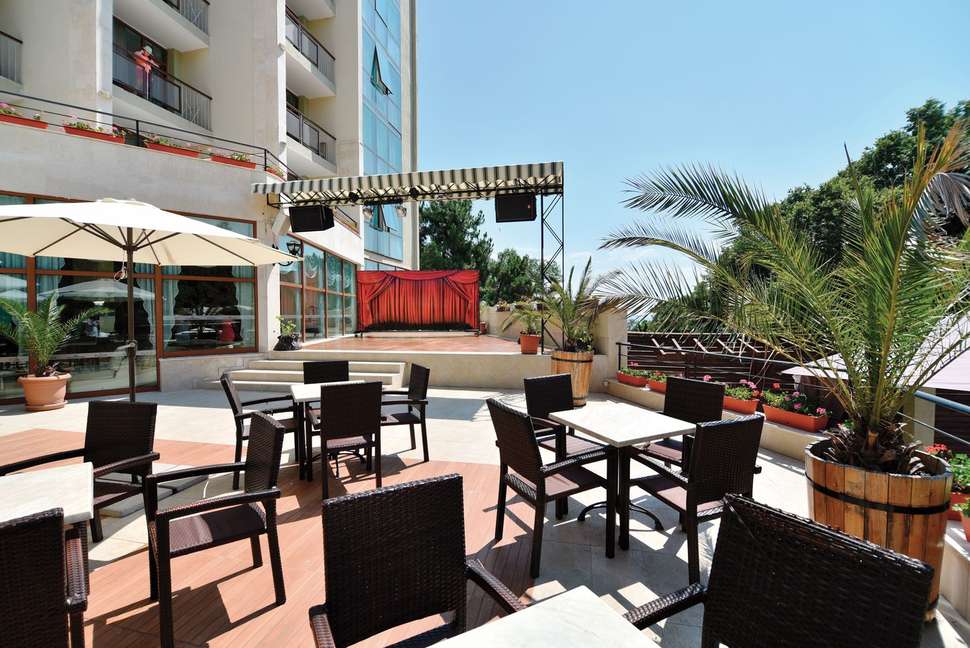 Een foto van het terras bij Hotel Mirabelle