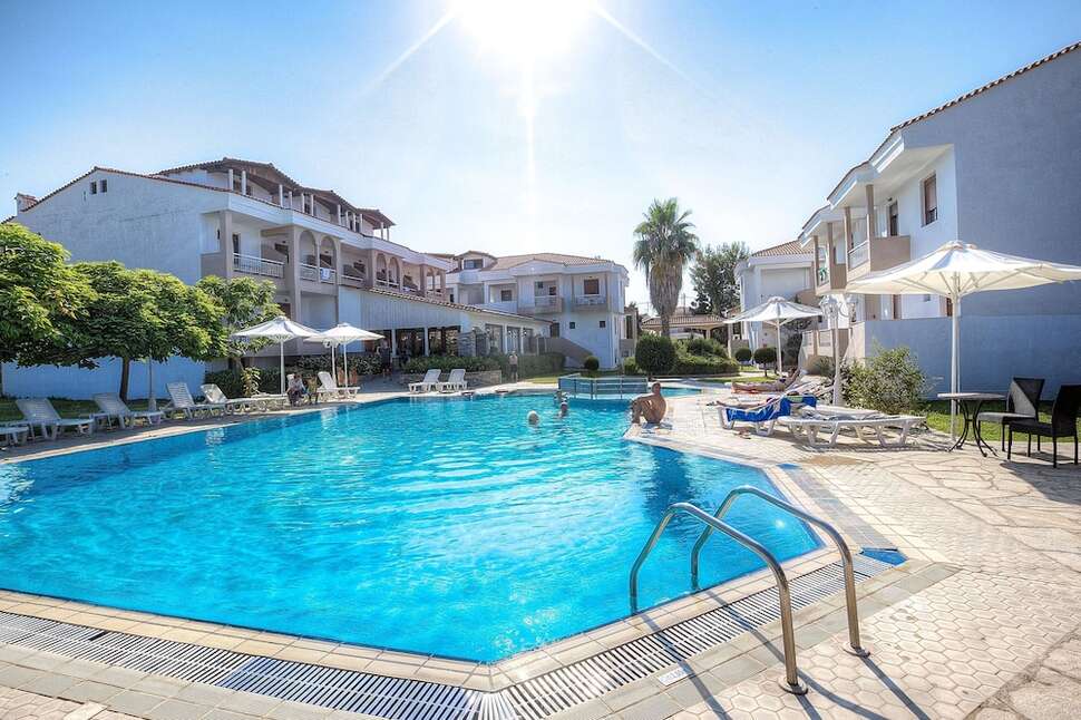 Een foto van het zwembad bij Acrotel Lily Ann Village