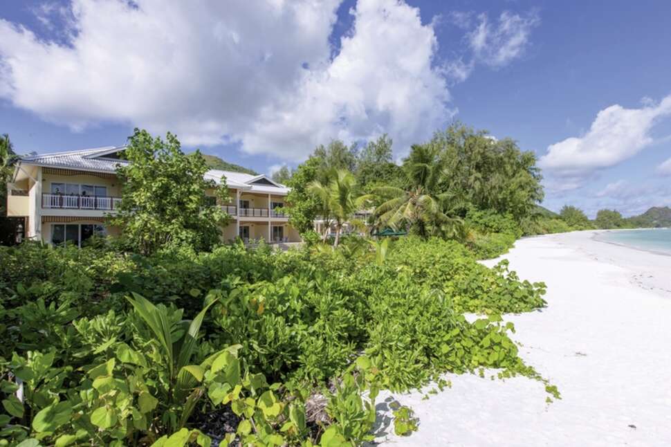 Een foto van het strand bij Acajou Beach Resort