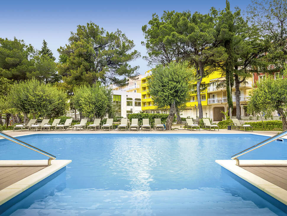 Een foto van het zwembad bij Remisens Hotel Epidaurus