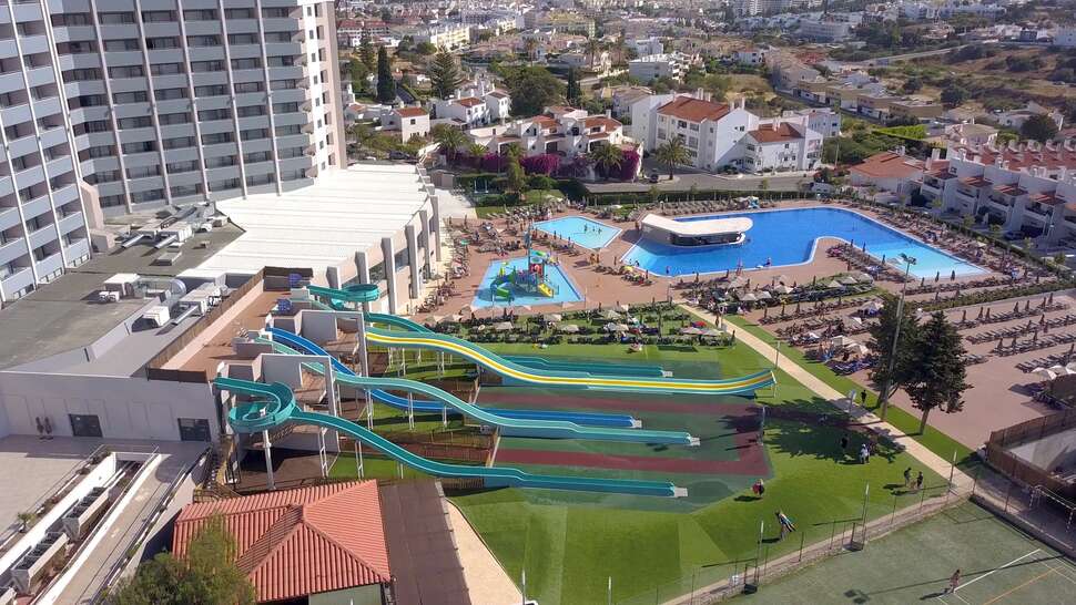Een foto van de buitenkant van Jupiter Albufeira Hotel