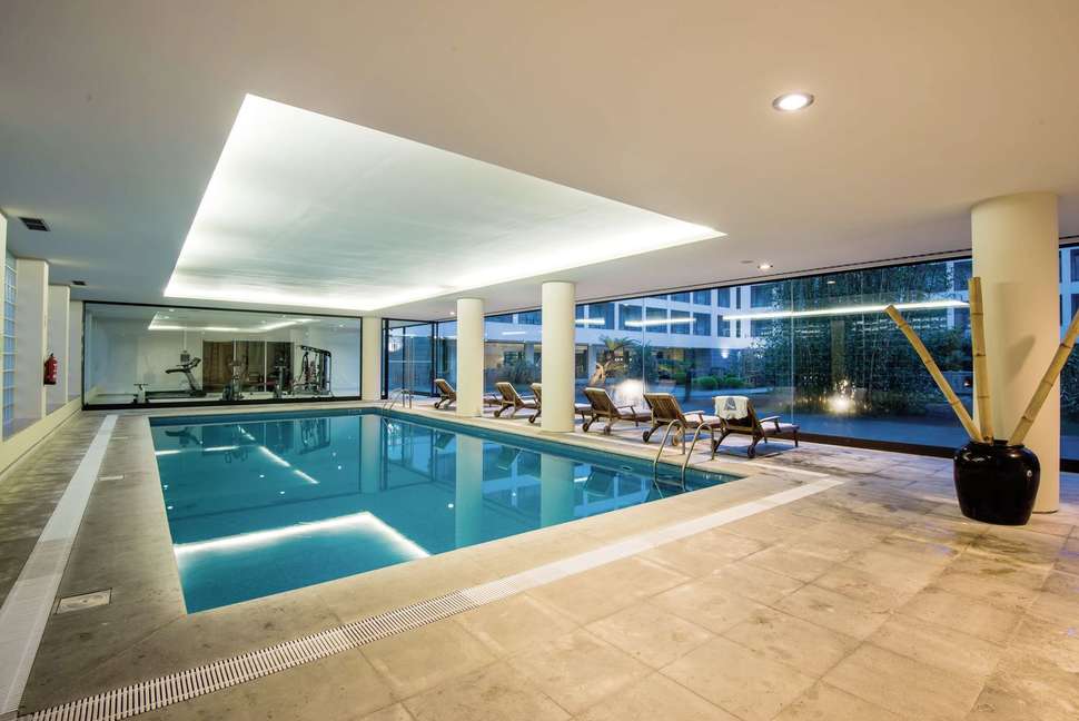 Een foto van het zwembad bij Azoris Royal Garden Hotel