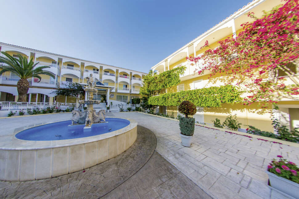 Een foto van de buitenkant van Poseidon Beach Hotel