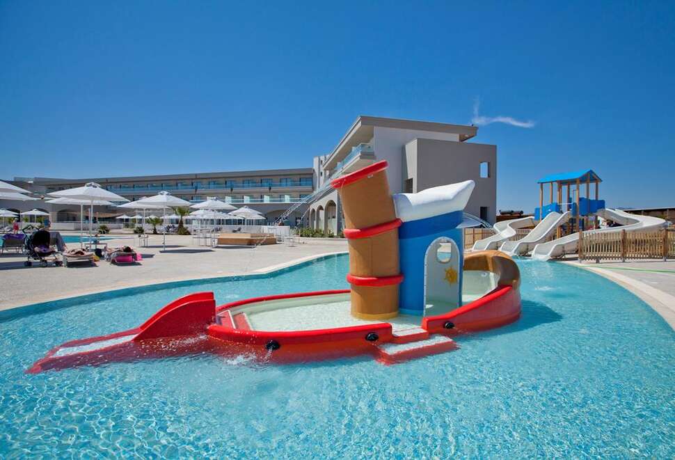 Een foto van het zwembad bij TUI Blue Lagoon Princess