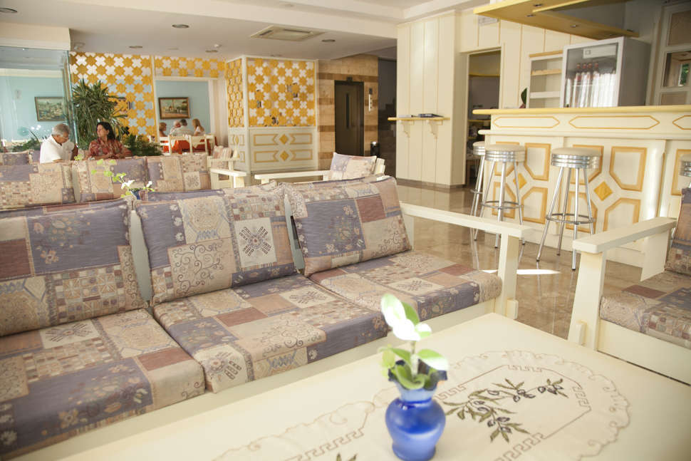Een foto van het interieur van Theonia Hotel