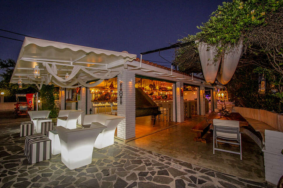 Een foto van het terras bij Louros Beach Hotel & Spa