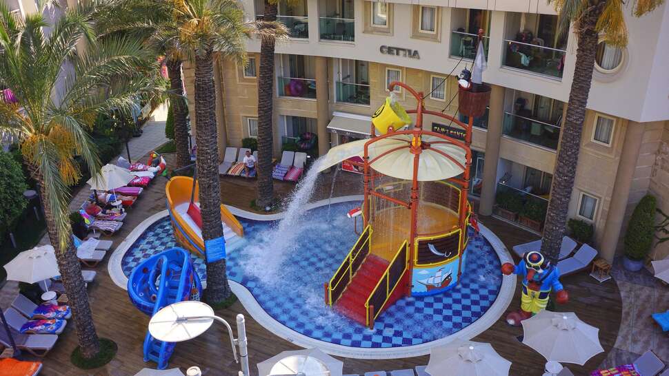 Ein Foto vom Pool im Grand Cettia Hotel