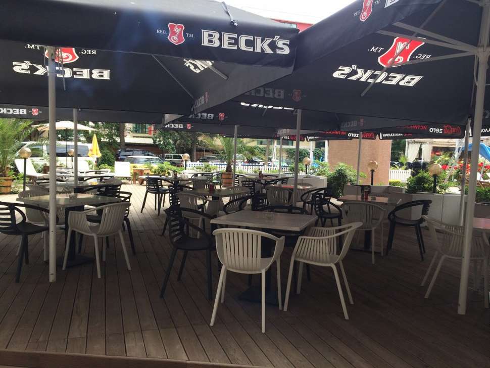 Een foto van het terras bij Admiral Plaza