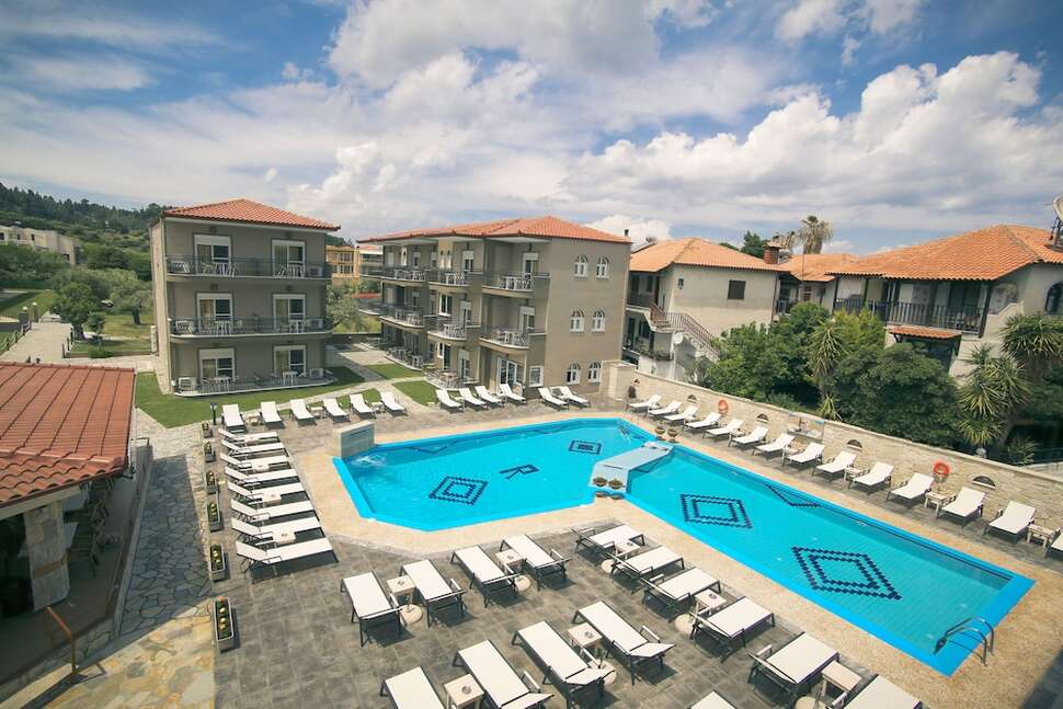 Een foto van het zwembad bij Royal Hotel & Suites