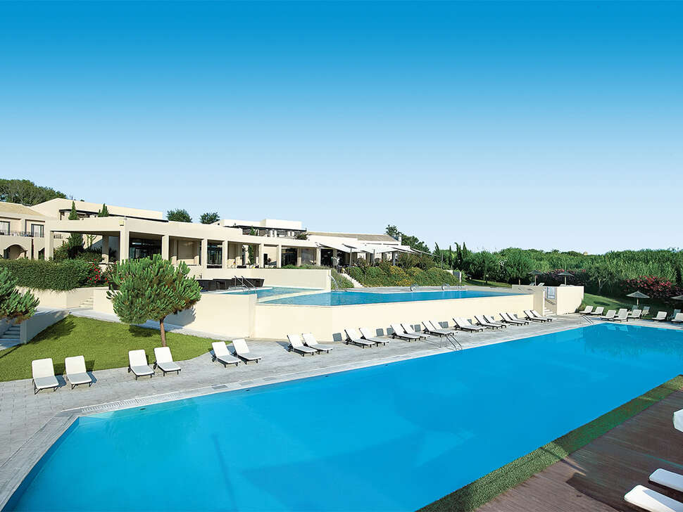 Een foto van het zwembad bij Atlantica Eleon Grand Resort & Spa