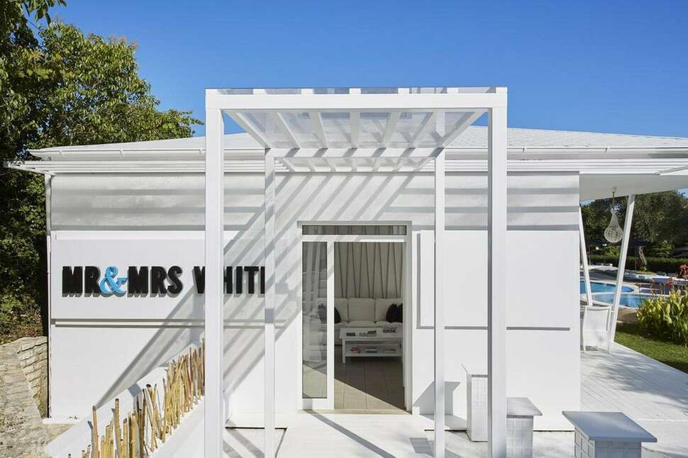 Een foto van de buitenkant van Mr & Mrs White Corfu