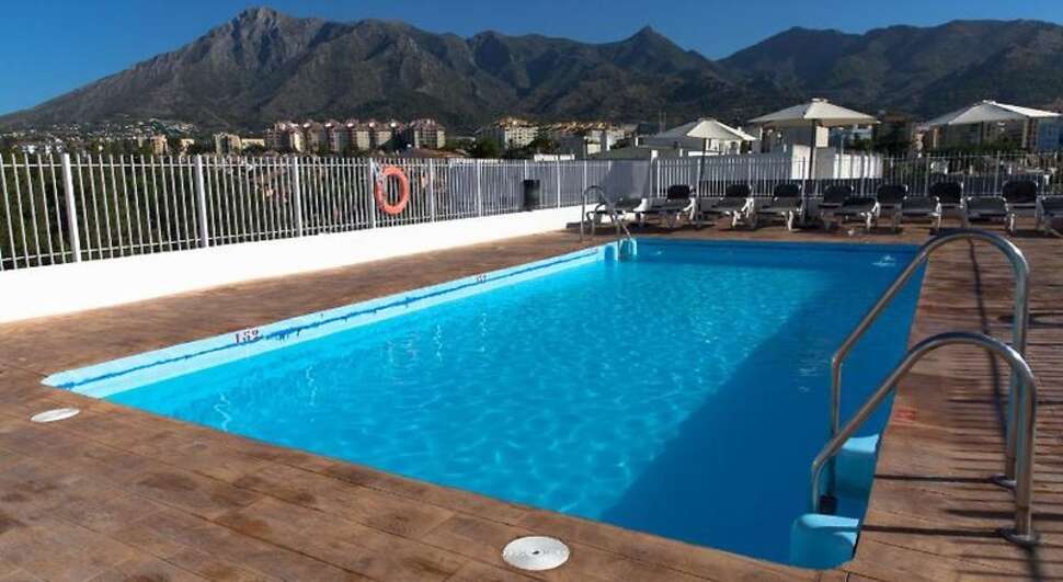 Een foto van het zwembad bij Marbella Inn Aparthotel