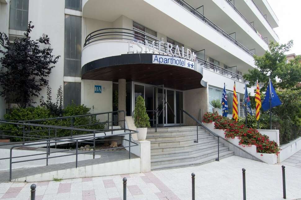 Een foto van de buitenkant van Aparthotel Esmeraldas