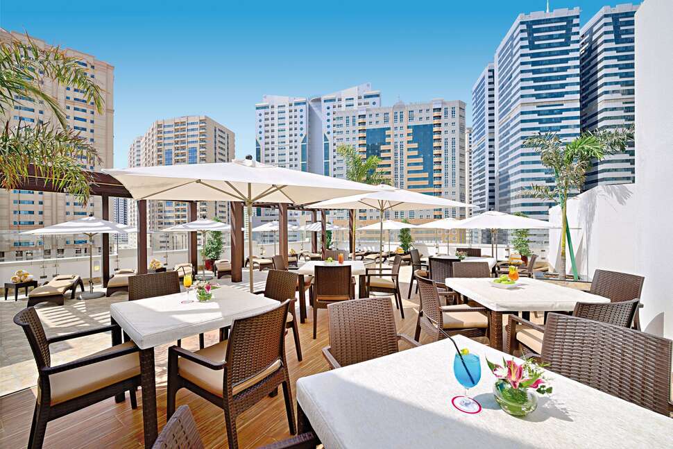 Een foto van het terras bij Golden Sands Hotel Sharjah
