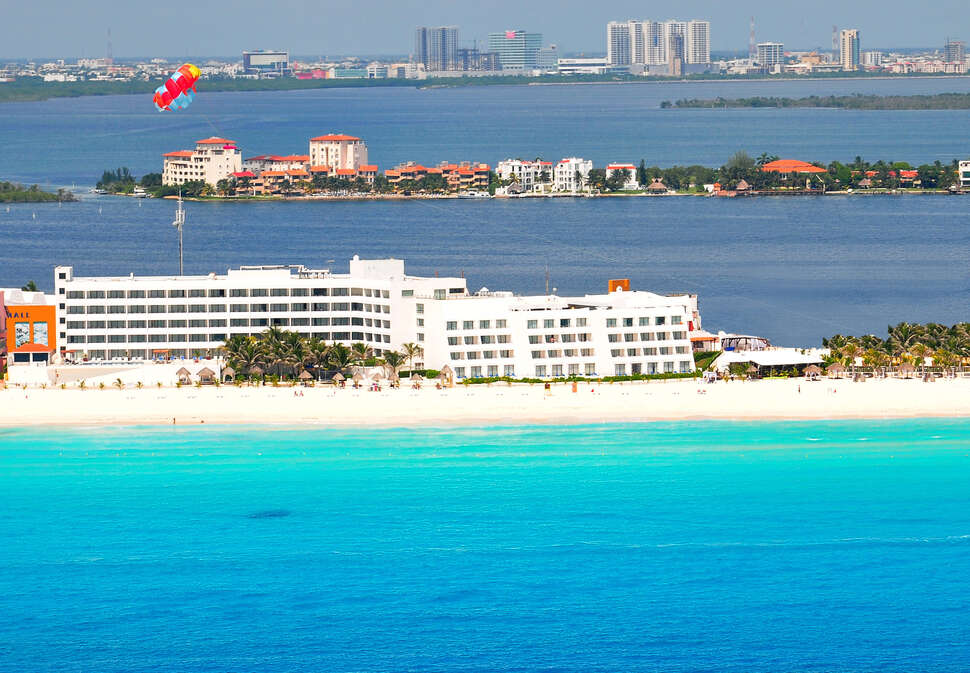 Een foto van de buitenkant van Flamingo Cancun Resort