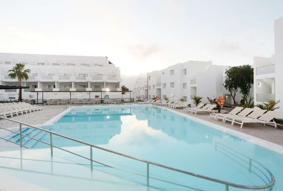 Een foto van het zwembad bij Sentido Aequora Lanzarote Suites