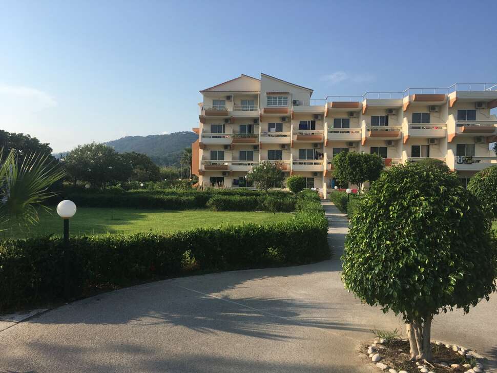 Een foto van de buitenkant van Bayside Hotel Katsaras