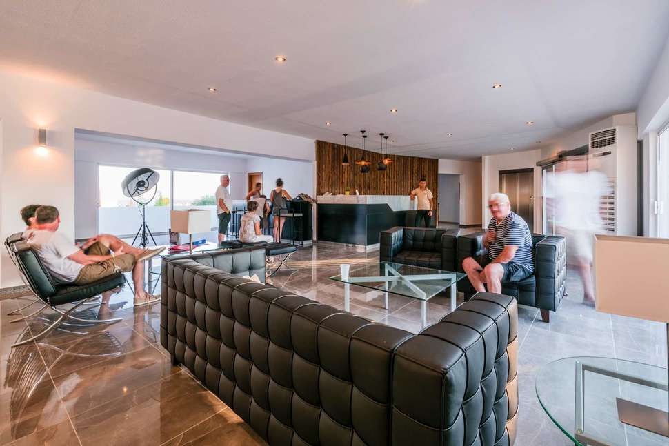 Een foto van het interieur van Belmare Hotel