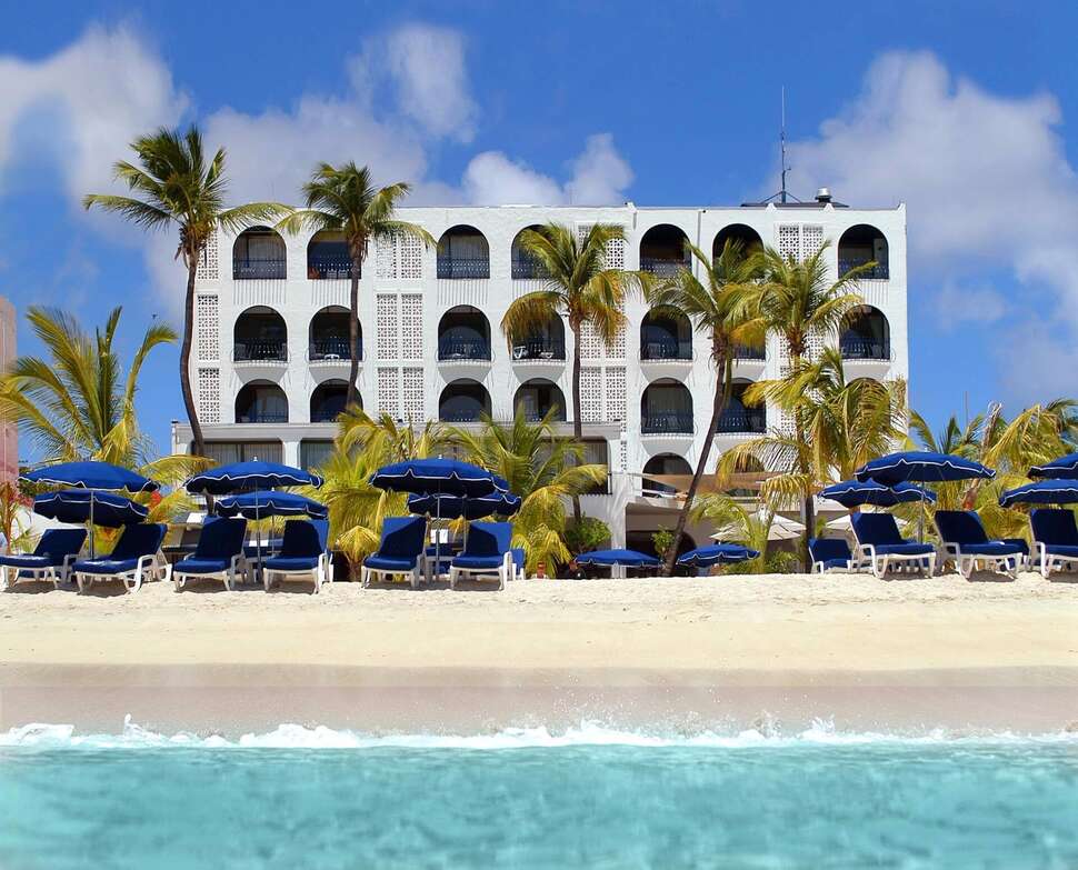 Een foto van een overzicht van Holland House Beach Hotel