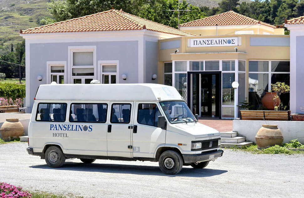 Een foto van de buitenkant van Panselinos Hotel