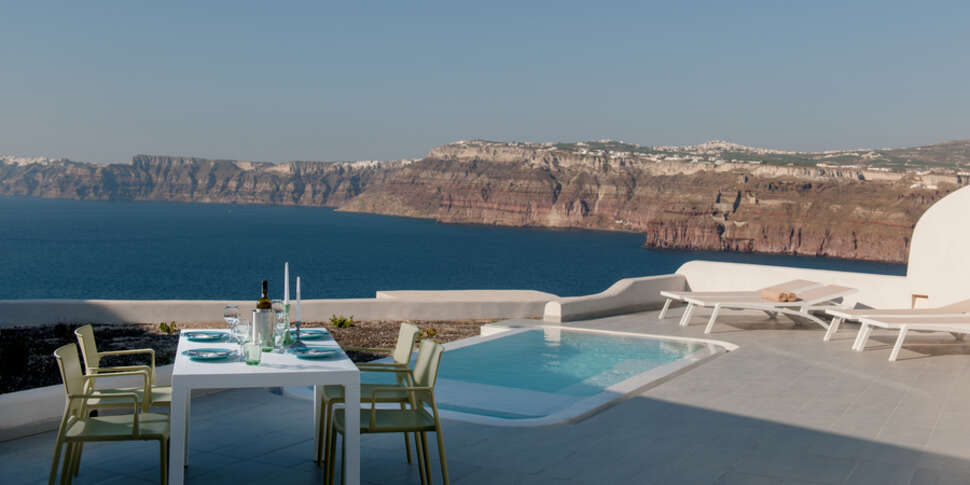 Een foto van het terras bij Neptune Luxury Spa Suites