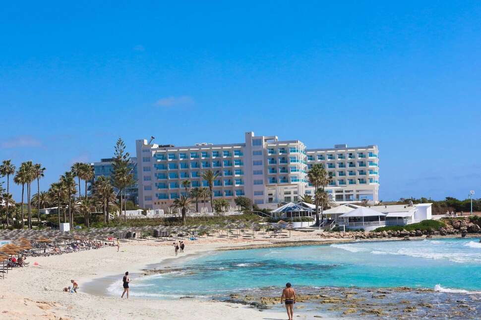 Een foto van de buitenkant van Nissiblu Beach Resort
