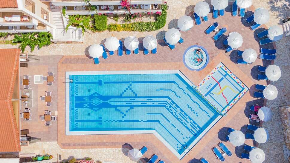 Ein Foto vom Pool im Hotel Oscar