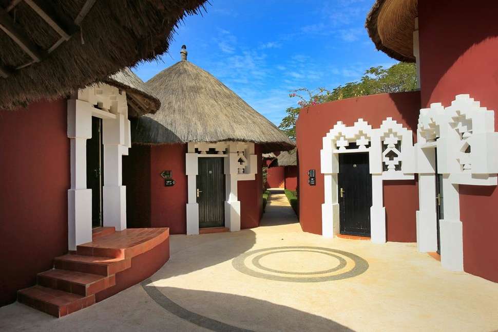 Een foto van de buitenkant van Royam Hotel