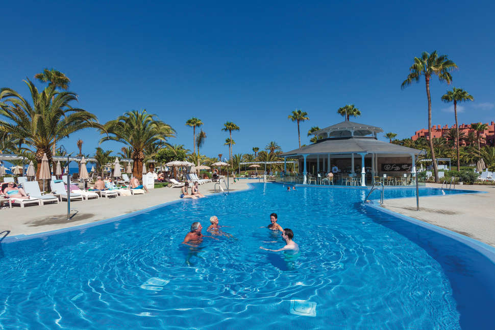 Een foto van het zwembad bij Riu Palace Tenerife