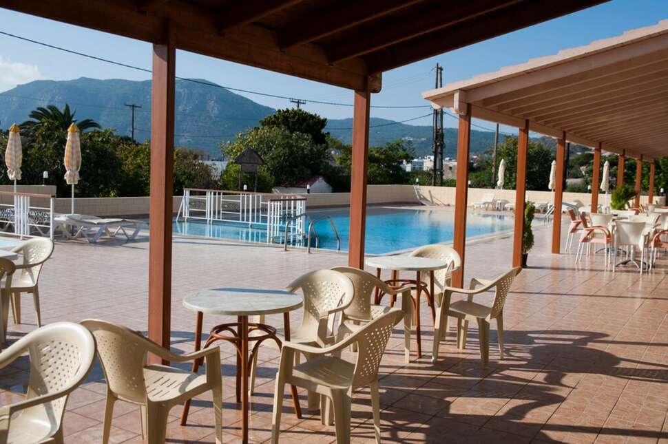 Een foto van het terras bij Eleni Hotel