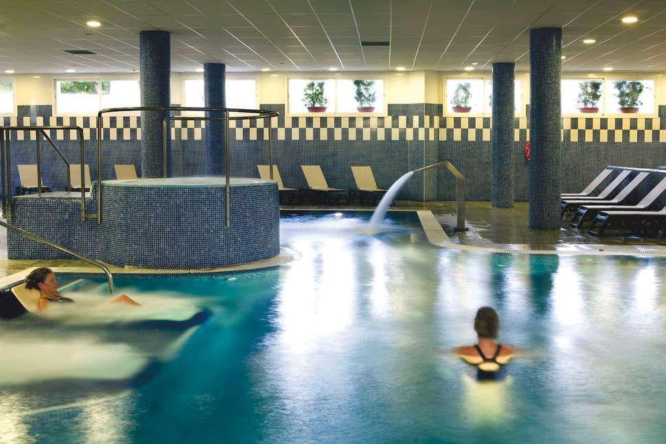 Ein Foto vom Pool im H10 Estepona Palace